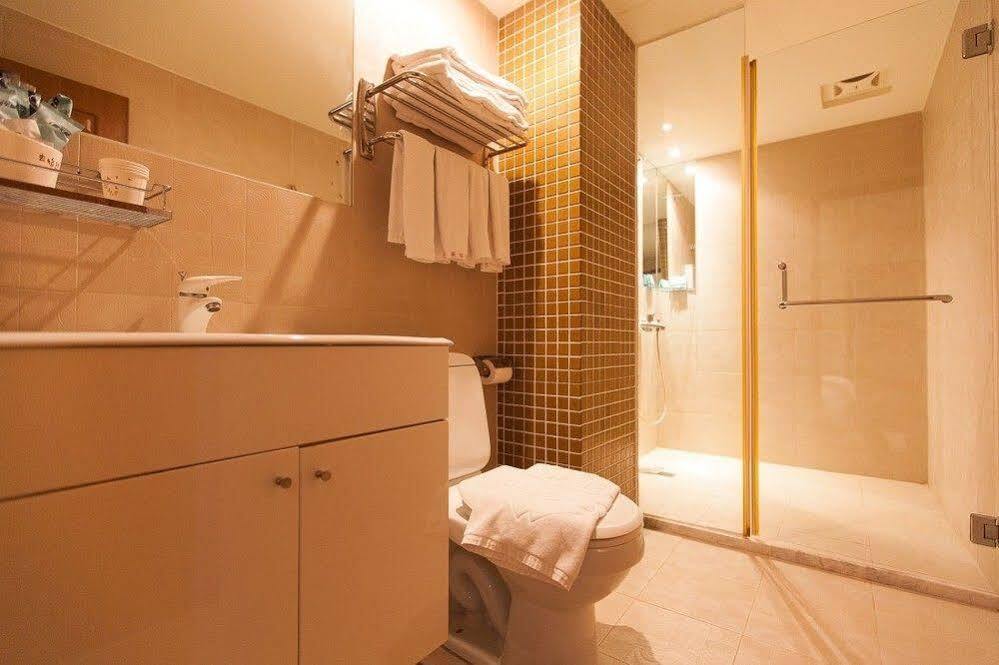 Roaders Hotel Hualien Dongda Extérieur photo